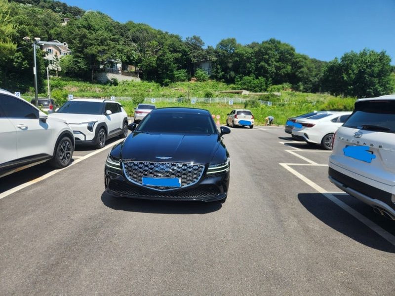 출고를 마치고 주차장에 세워 둔 제네시스 G80 정면